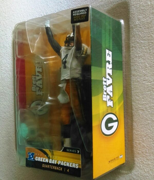 Brett Favre ("Green Bay Packers QB No. 4 White w/Green Long Sleeves Jersey Chase-Variant") Series-07 (2004)