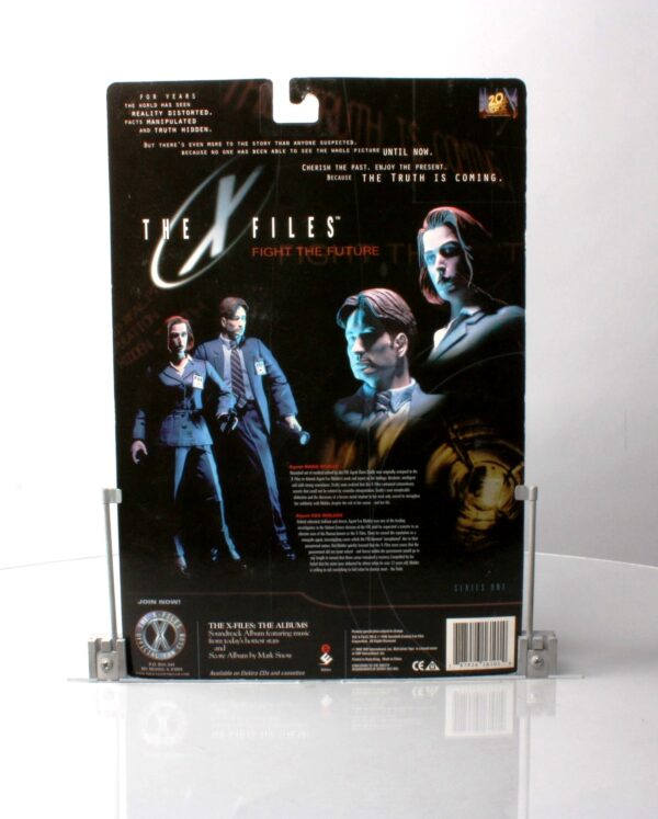 Agent Fox Mulder (suit & cryopod) UPC-787926161014-1 Agent Fox Mulder (suit & cryopod) UPC-787926161014-1