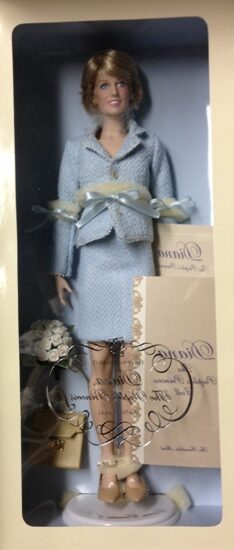 Franklin Mint Doll Stand Small Crack For Princess Diana Vinyl 16 In Diana Doll 