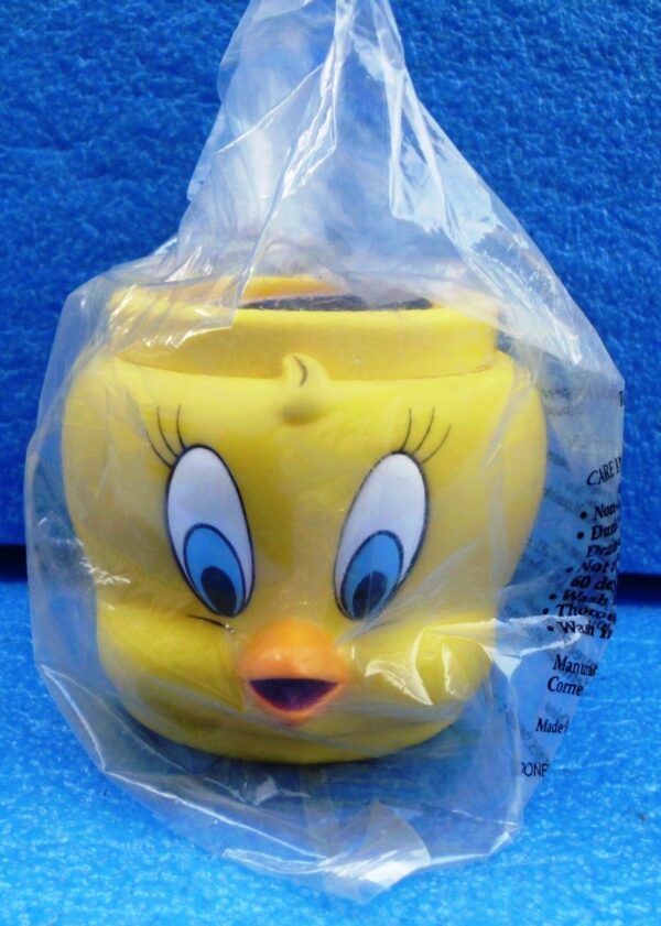 Warner Brothers (Tweety Bird) Looney Tunes Plastic Figural Mug 1994 Collection (1) Warner Brothers (Tweety Bird) Looney Tunes Plastic Figural Mug 1994 Collection (1)
