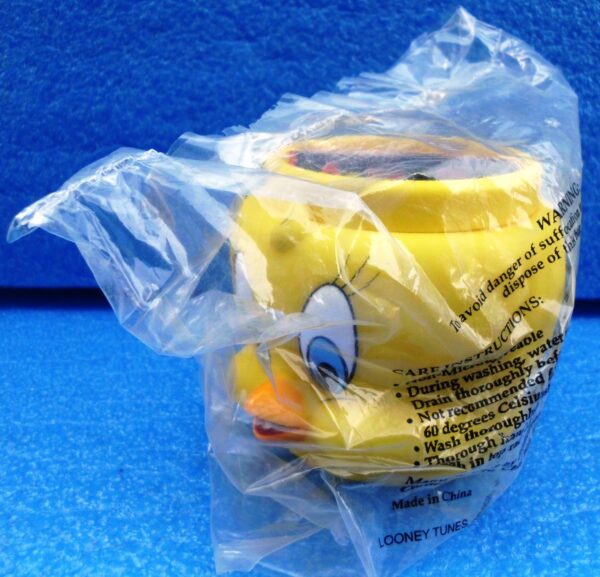 Warner Brothers (Tweety Bird) Looney Tunes Plastic Figural Mug 1994 Collection (2) Warner Brothers (Tweety Bird) Looney Tunes Plastic Figural Mug 1994 Collection (2)