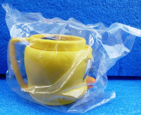 Warner Brothers (Tweety Bird) Looney Tunes Plastic Figural Mug 1994 Collection (4) Warner Brothers (Tweety Bird) Looney Tunes Plastic Figural Mug 1994 Collection (4)
