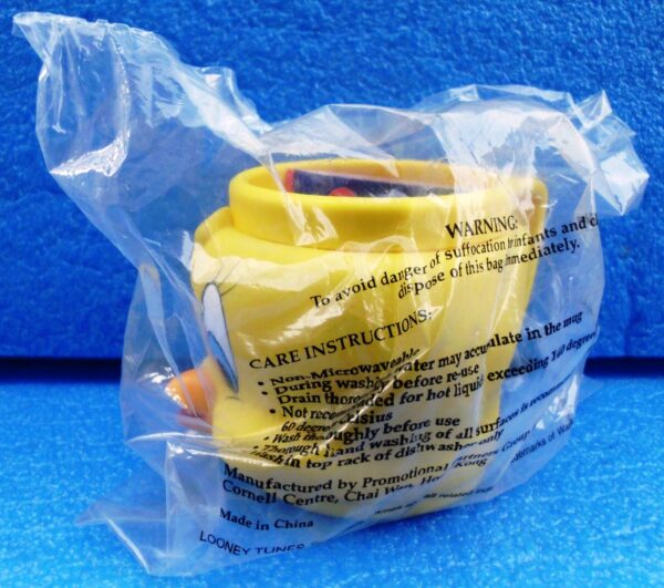 Warner Brothers (Tweety Bird) Looney Tunes Plastic Figural Mug 1994 Collection (5) Warner Brothers (Tweety Bird) Looney Tunes Plastic Figural Mug 1994 Collection (5)