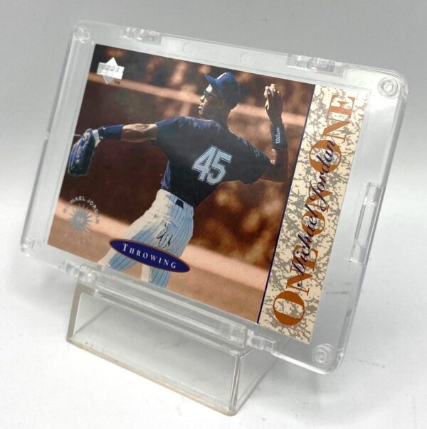 1995 Upper Deck (One On One Throwing) Michael Jordan Retires Card #1 (4) 1995 Upper Deck (One On One Throwing) Michael Jordan Retires Card #1 (4)