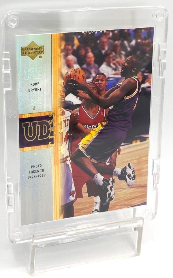 2001 UD Class Kobe Bryant (Holo-Foil Gold Script Print 1pc Insert Card #C5 (3) 2001 UD Class Kobe Bryant (Holo-Foil Gold Script Print 1pc Insert Card #C5 (3)