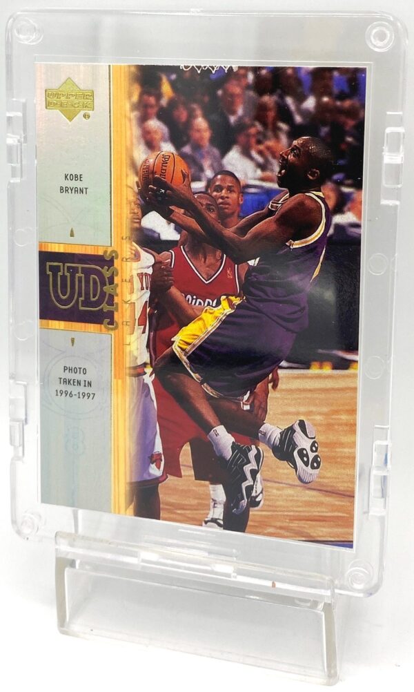 2001 UD Class Kobe Bryant (Holo-Foil Gold Script Print 1pc Insert Card #C5 (4) 2001 UD Class Kobe Bryant (Holo-Foil Gold Script Print 1pc Insert Card #C5 (4)
