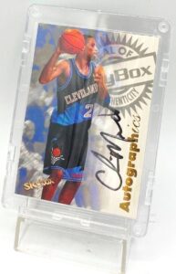 1997-98 Skybox Premium Autographics Chris Mills (5)