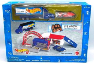 1995 Hot Wheels Service Gas Station Playset Plus Dunlop Team Racing (1) 1995 Hot Wheels Service Gas Station Playset Plus Dunlop Team Racing (1)