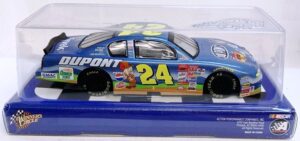 2002 Chevy Monte Carlo #24 Jeff Gordon Dupont 400 Looney Tunes-(2)