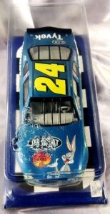 2002 Chevy Monte Carlo #24 Jeff Gordon Dupont 400 Looney Tunes-(3a)