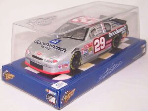 2002 Chevy Monte Carlo #29 Kevin Harvick GM & Goodwrench Service (3)