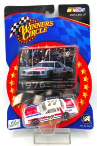 2002 WC Nascar Driver Sticker1976 Malibu #77 (1)